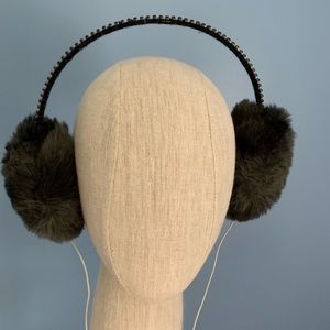 Earmuff headphones